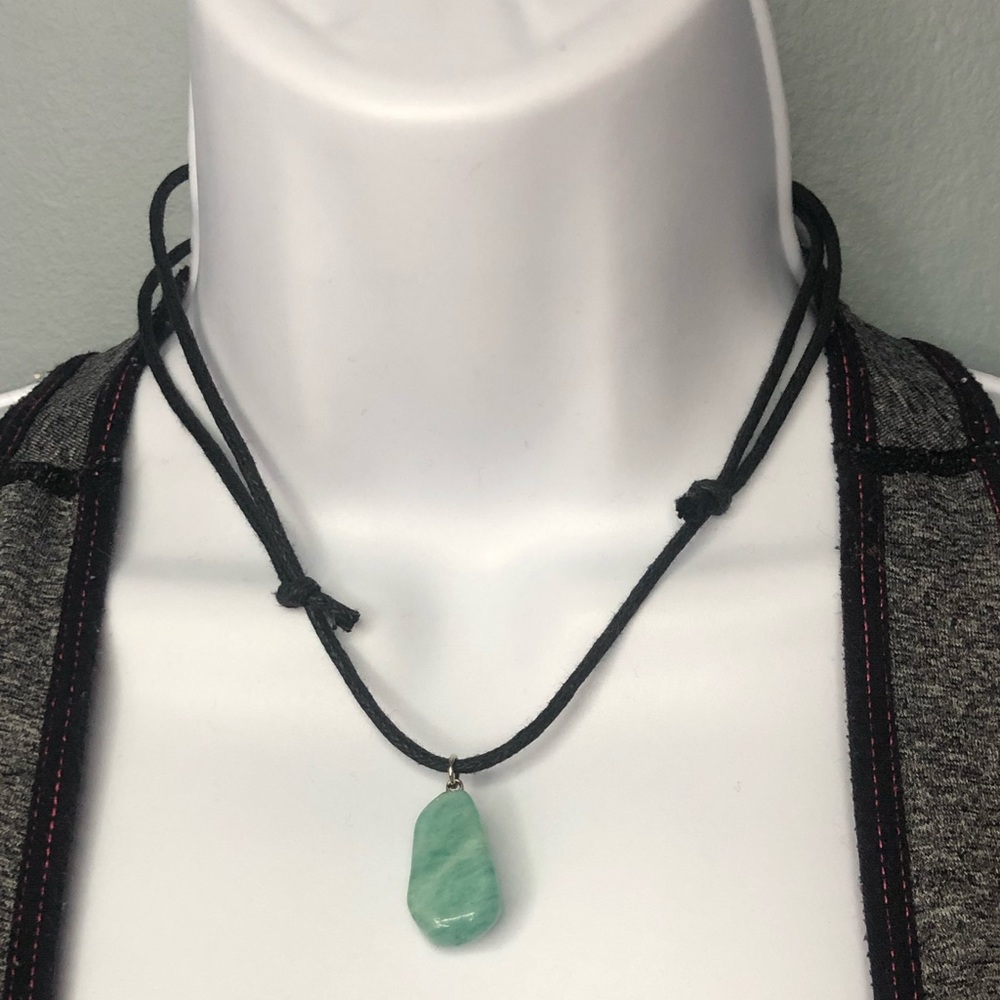 Green stone pendent necklace